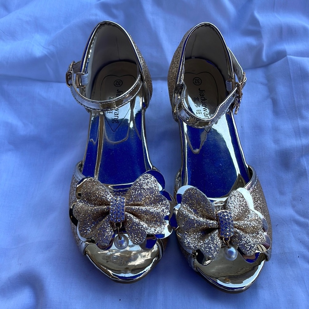 Gold dress shoes/sandals size 32